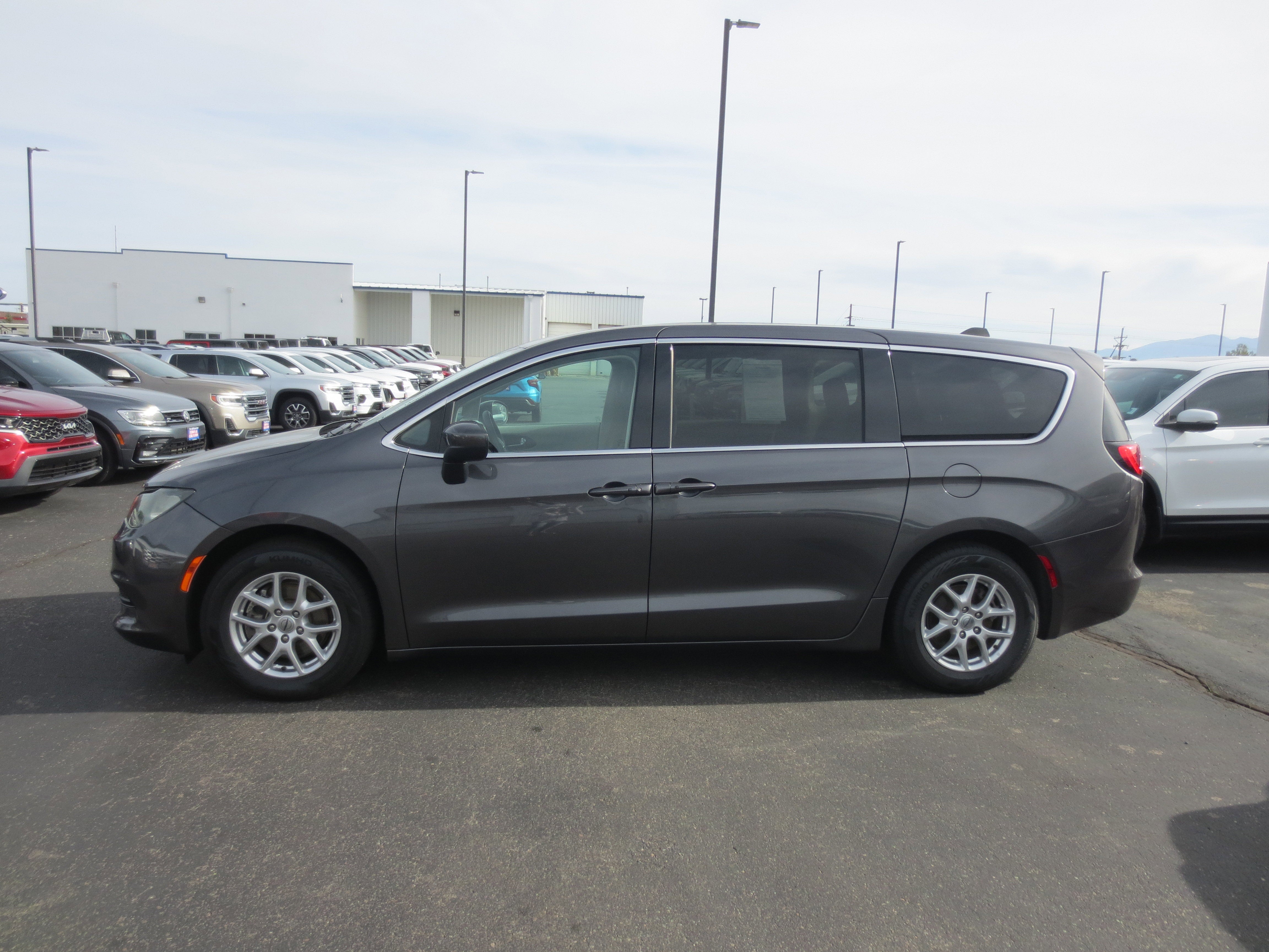 2022 Chrysler Voyager LX