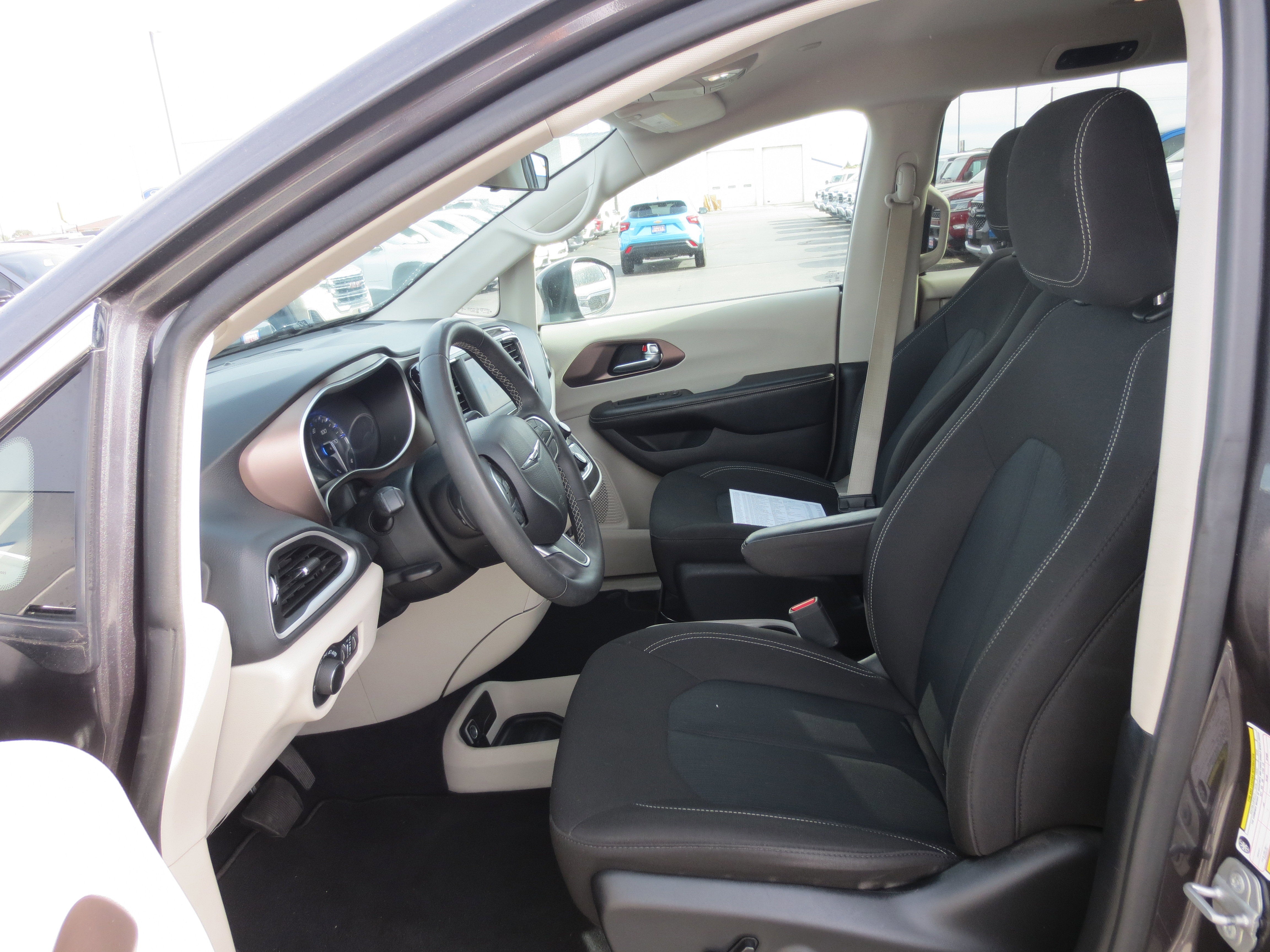 2022 Chrysler Voyager LX