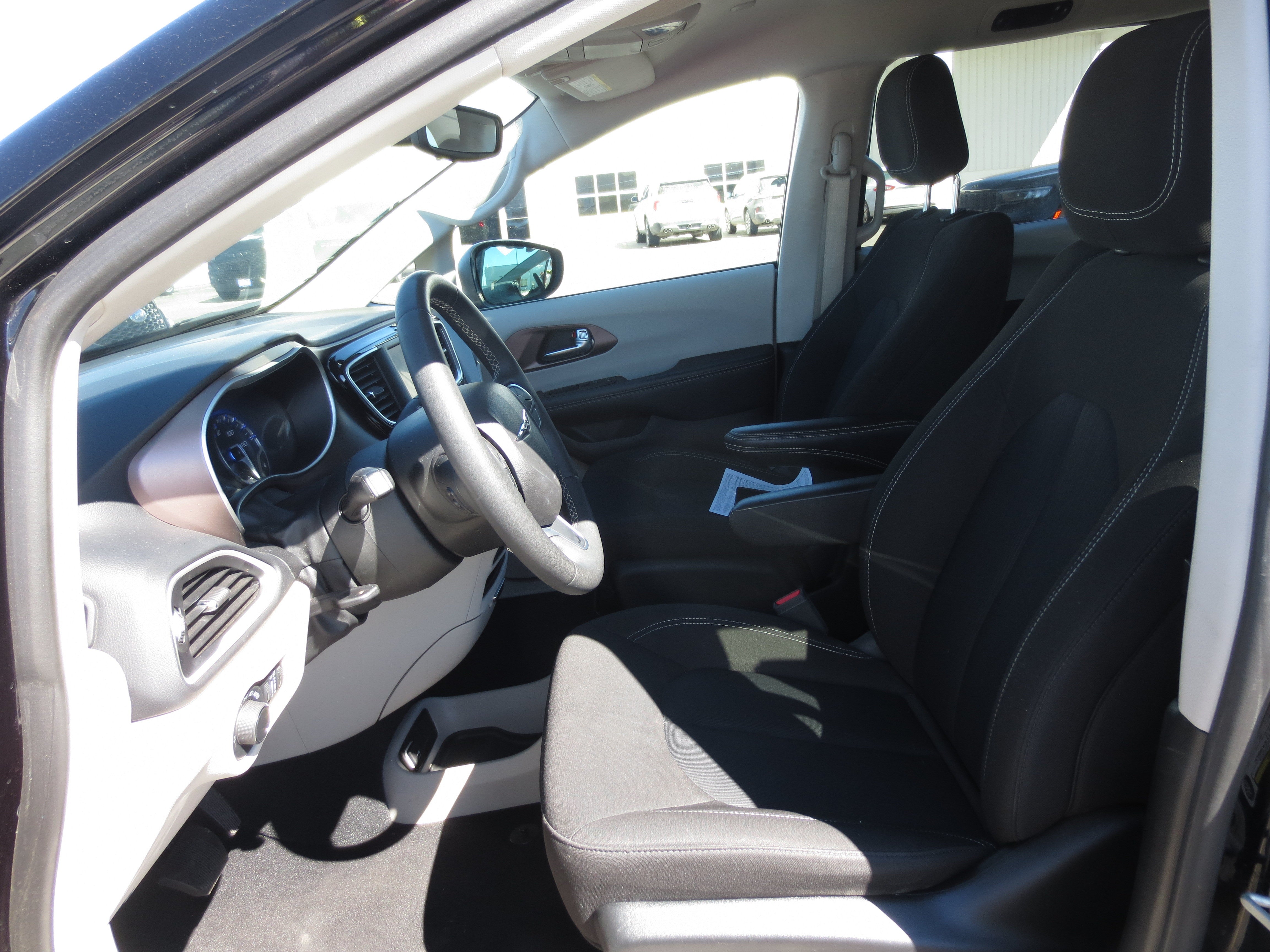 2024 Chrysler Voyager LX
