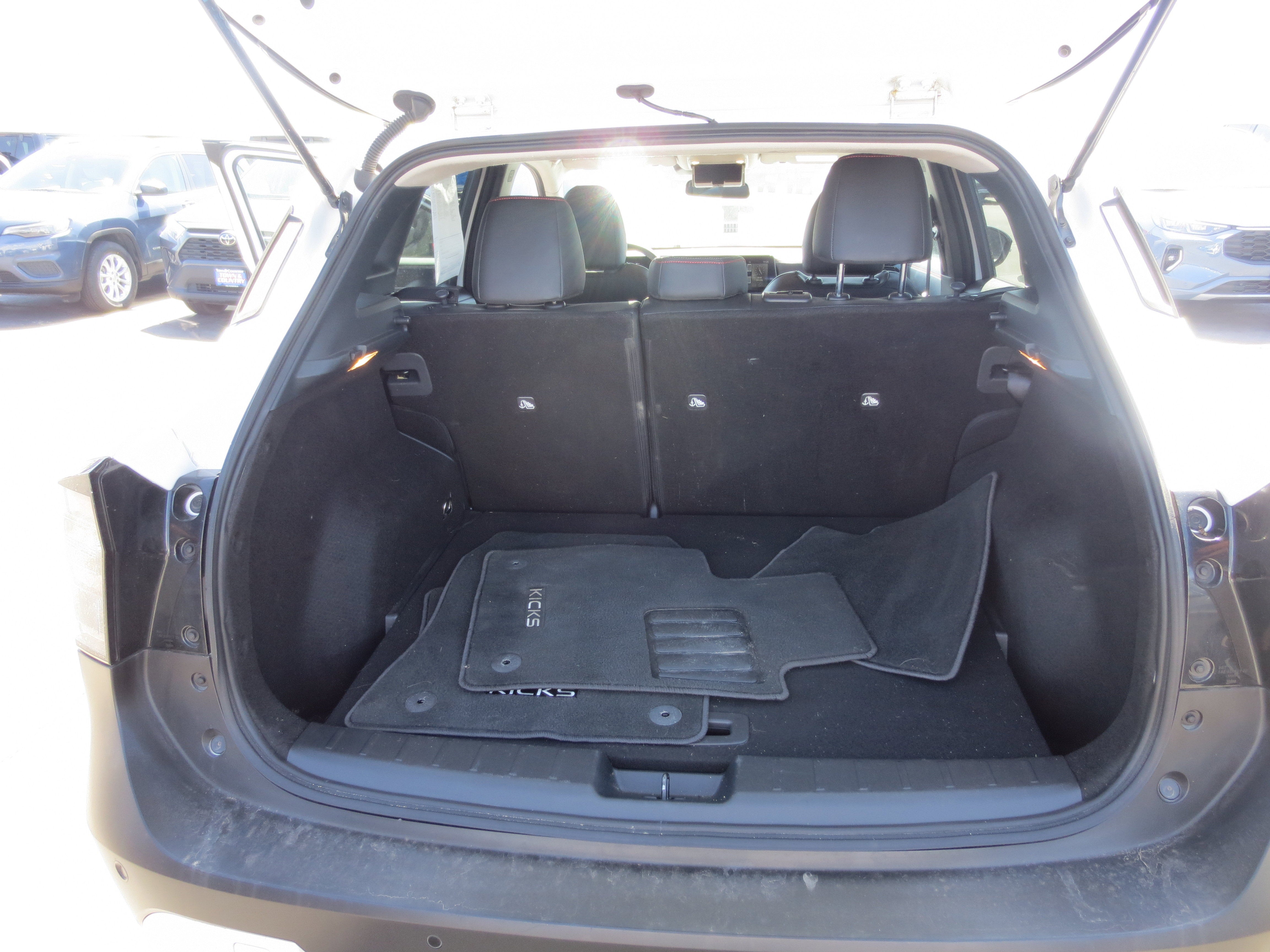 2025 Nissan Kicks SR